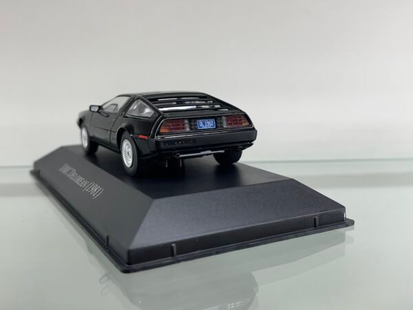 DMC DELOREAN (1981)