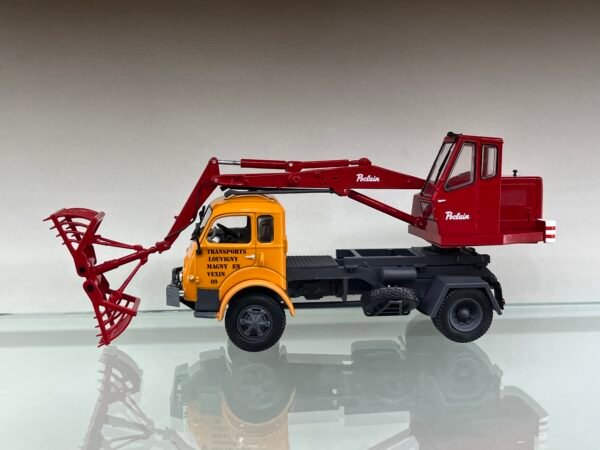 camion Saviem 4x4 avec une pelle mécanique Poclain