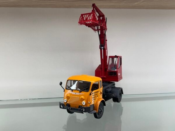 camion Saviem 4x4 avec une pelle mécanique Poclain