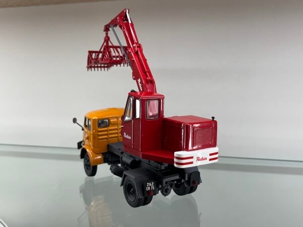 camion Saviem 4x4 avec une pelle mécanique Poclain