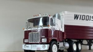 Mack F-700